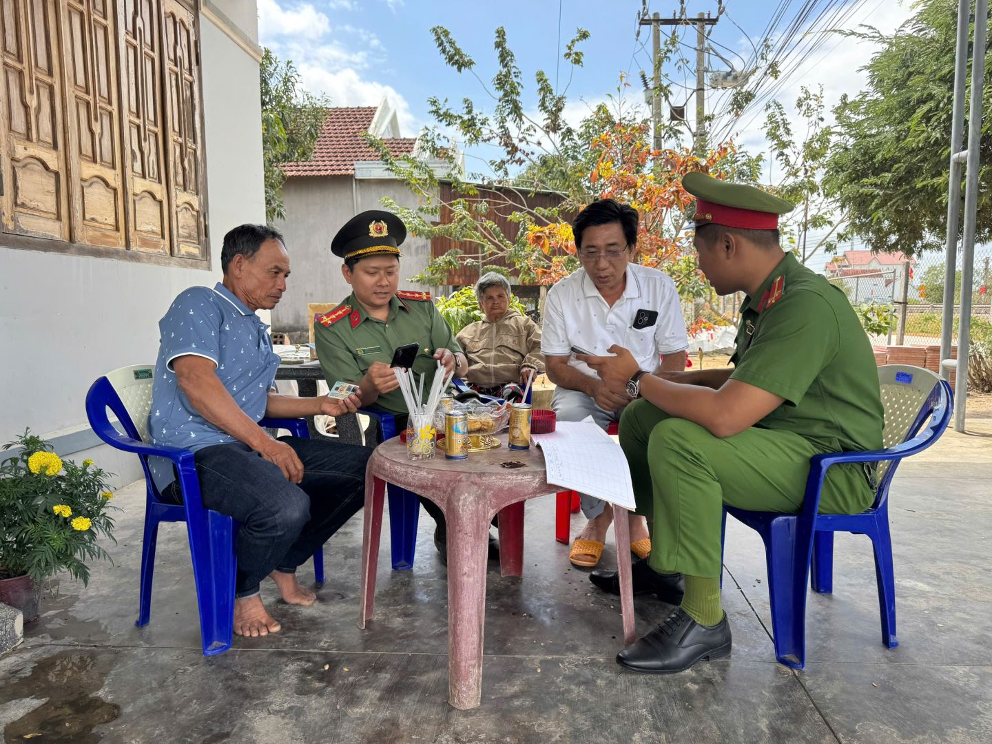 Cán bộ Công an xã Vạn Hưng trực tiếp tuyên truyền, hướng dẫn cho người dân về các tiện ích của ứng dụng VNeID