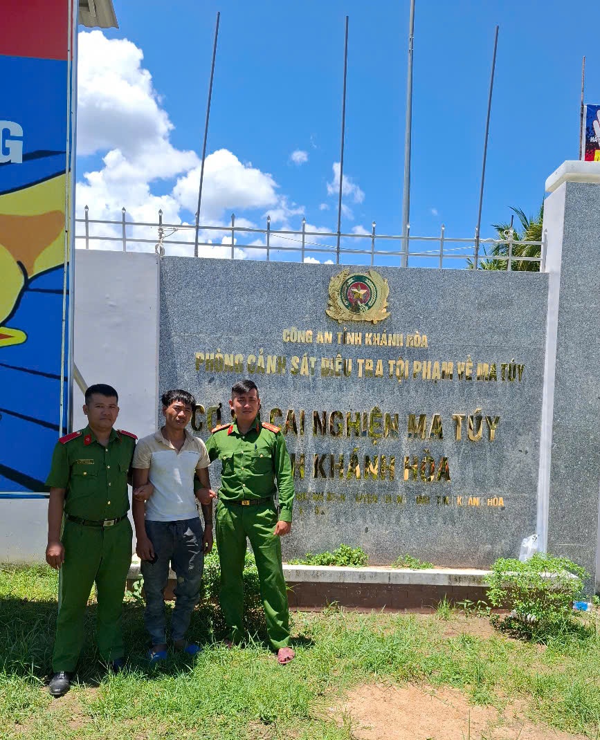 Công an xã lập hồ sơ đưa đối tượng đi cai nghiện