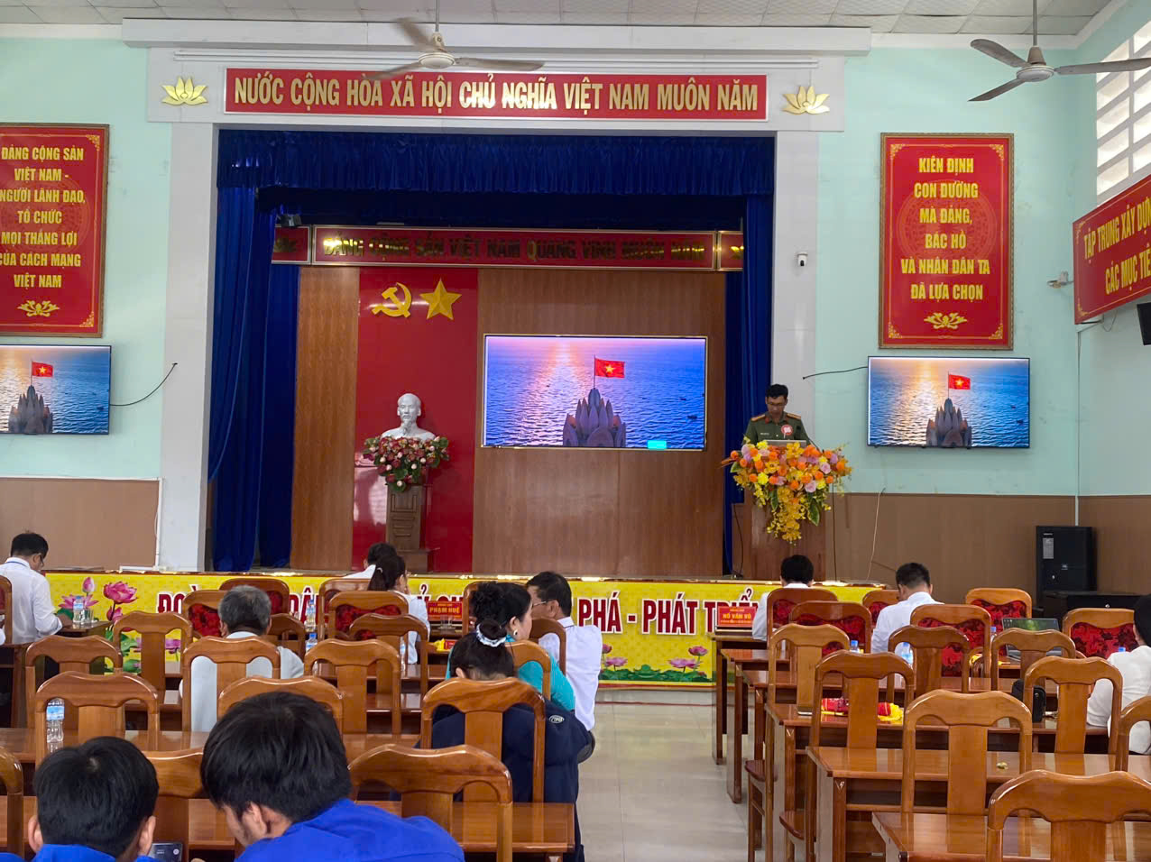 Cán bộ Công an xã tuyên truyền tại Hội nghị