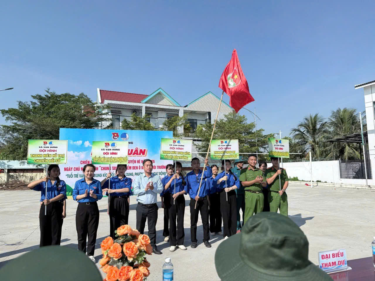 Lãnh đạo địa phương cùng các Chi đoàn tham gia