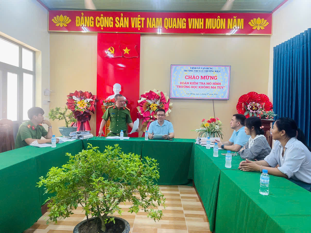 Tổ công tác làm việc vói Ban giám hiệu Trường THPT Lê Hồng Phong