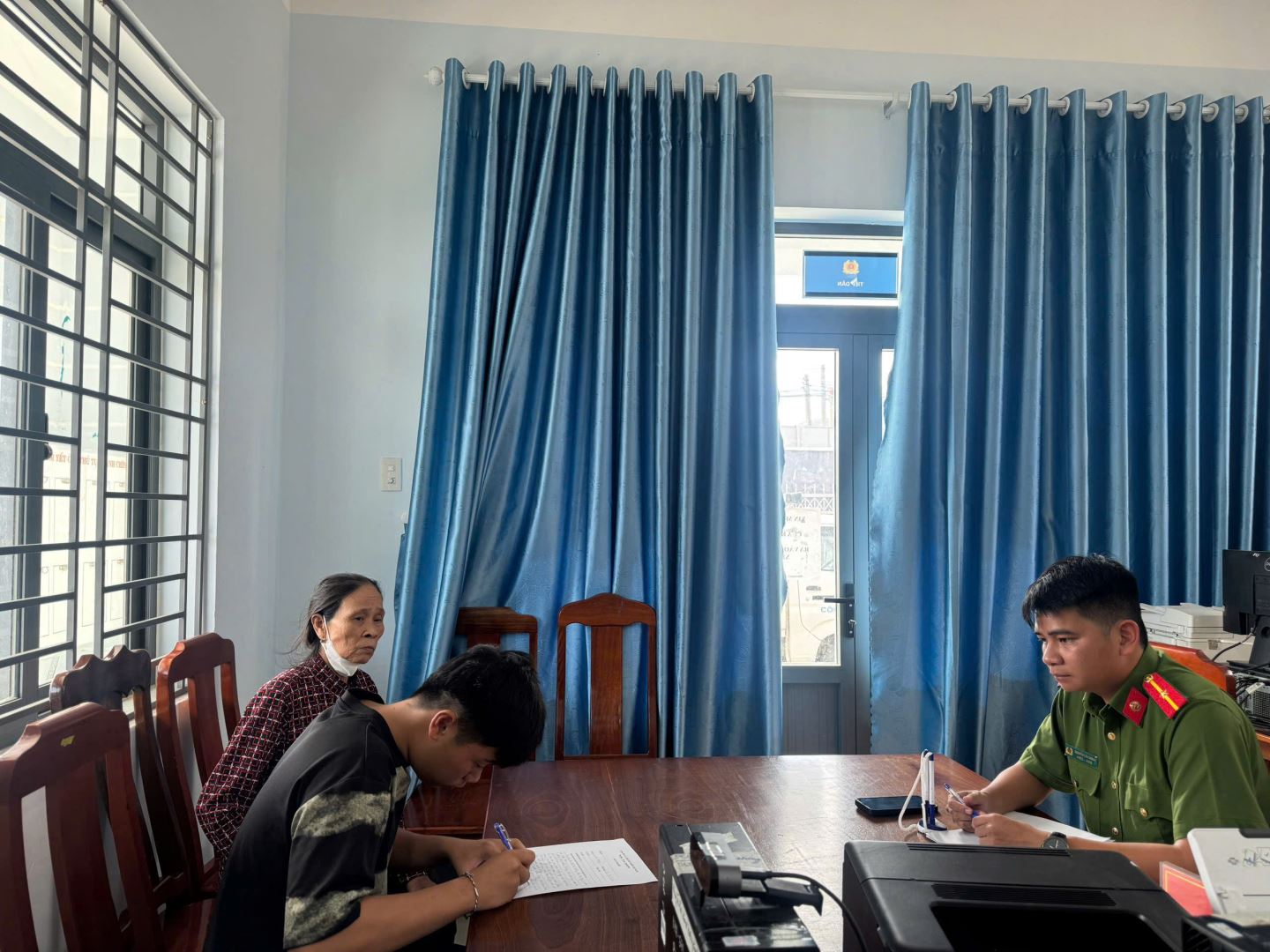 Công an xã làm việc, tuyên truyền cho phụ huynh 
