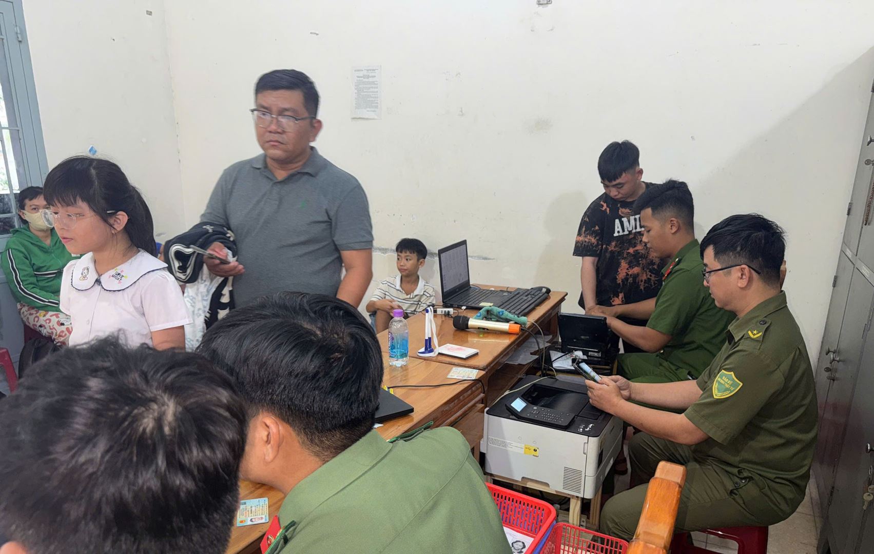 Cán bộ Công an xã vừa hướng dẫn vừa giải quyết thủ tục hành chính cho người dân