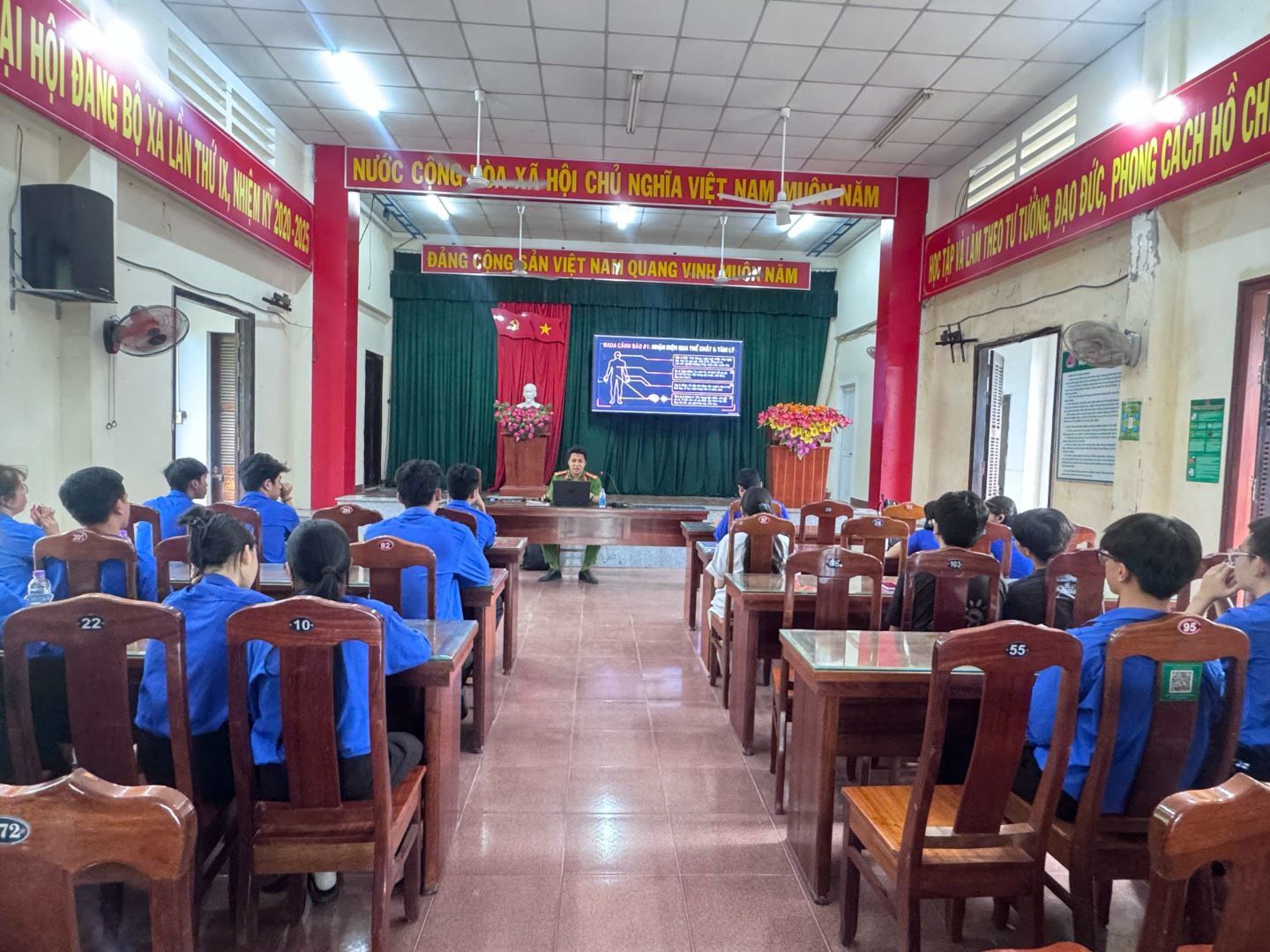 Công an xã tuyên tuyền cho đoàn viên, thánh niên trên địa bàn xã