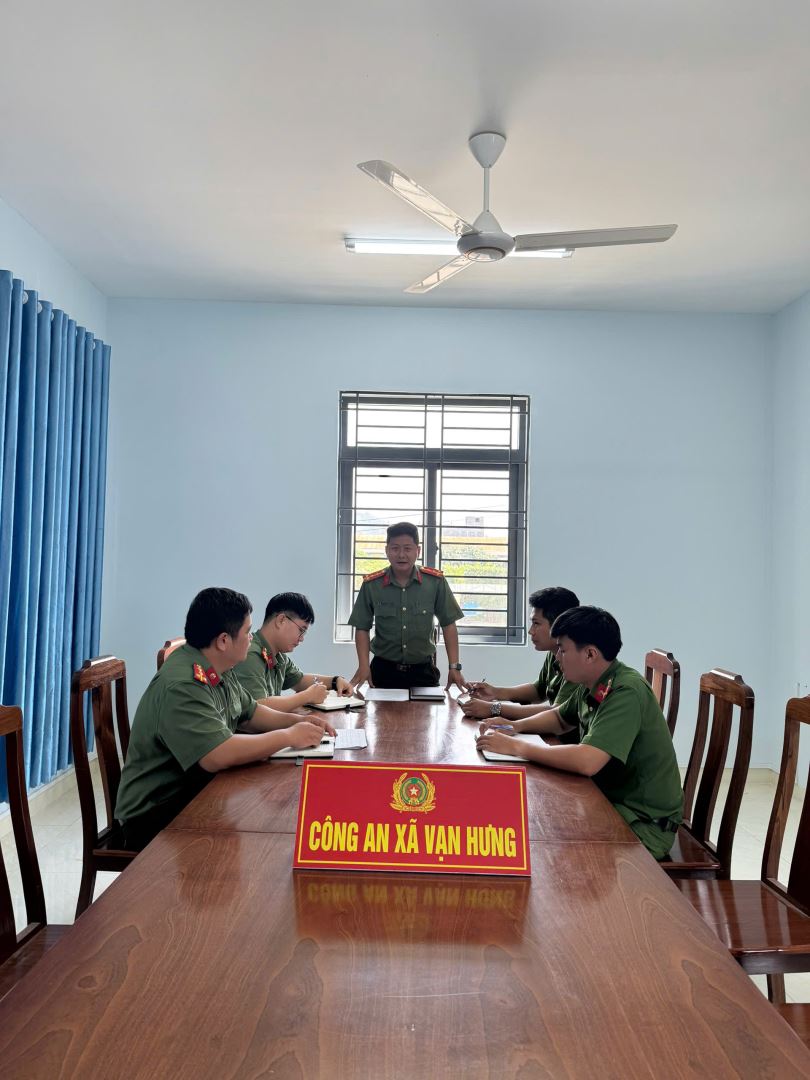 Đồng chí Đại úy Huỳnh Ngọc Duy - Phó Trưởng Công an xã quán triệt một số nội dung liên quan đến Chuyển đối rố tại đơn vị