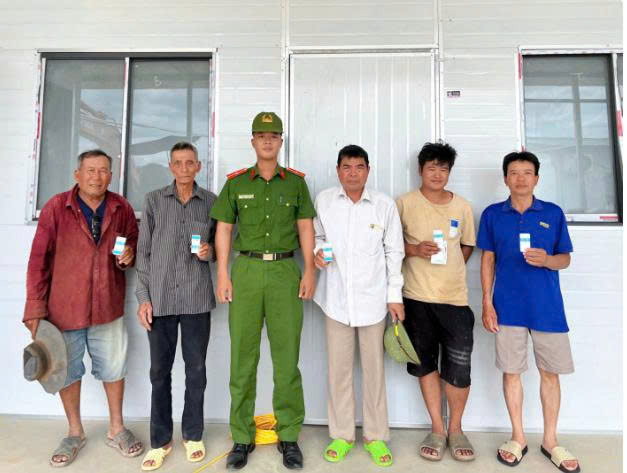 Công an xã tiến hành xét nghiệm tầm soát tại khu làm việc của công nhân tại KCN Dốc Đá Trắng