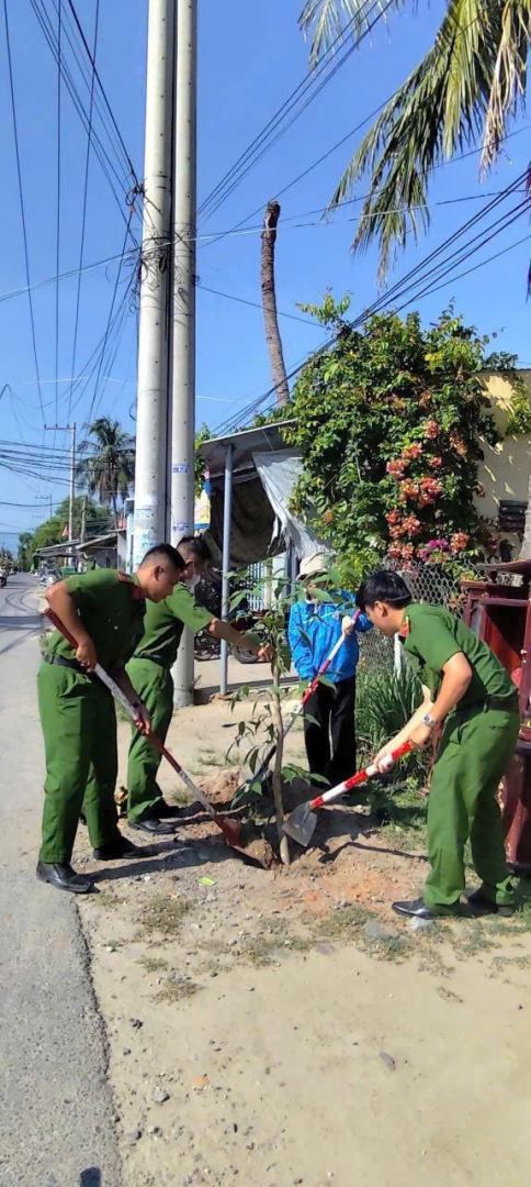 Chi đoàn Công an xã trồng cây hưởng ứng