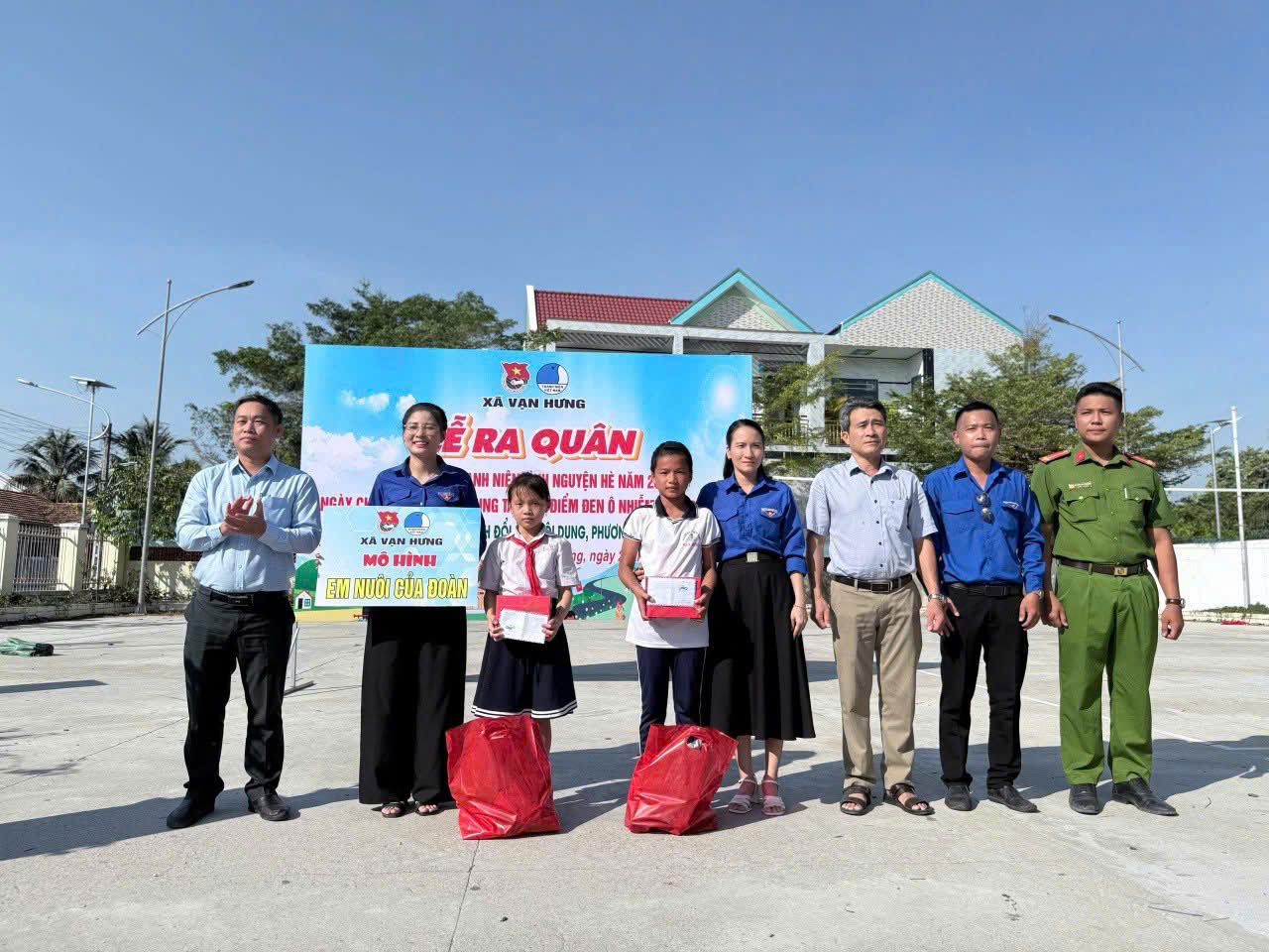 Đoàn xã đã ra mắt mô hình “Em nuôi của Đoàn” và tặng quà cho các em