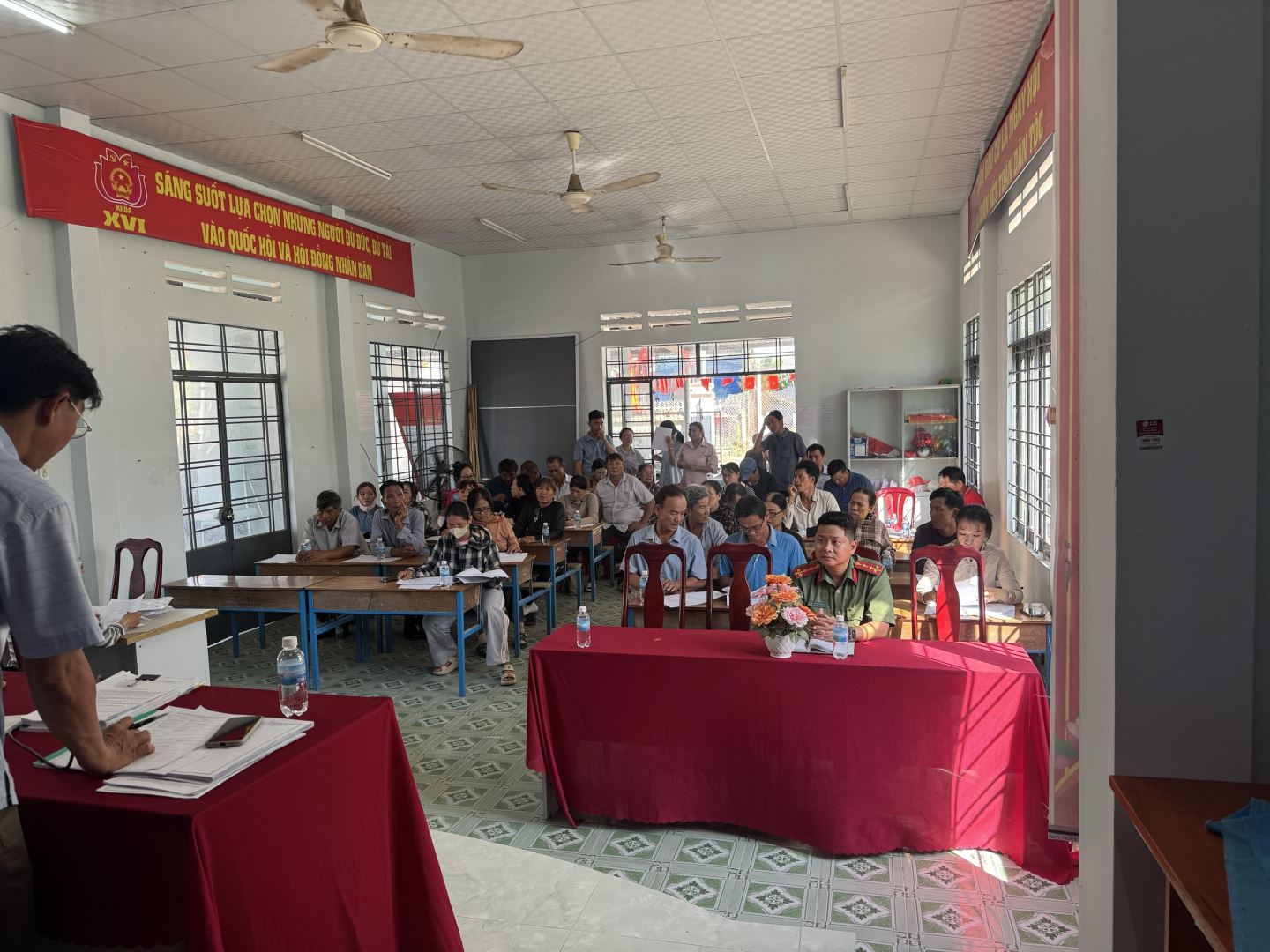 Công an xã tham gia buổi đối thoại với các hộ dân bị ảnh hưởng bới dự án