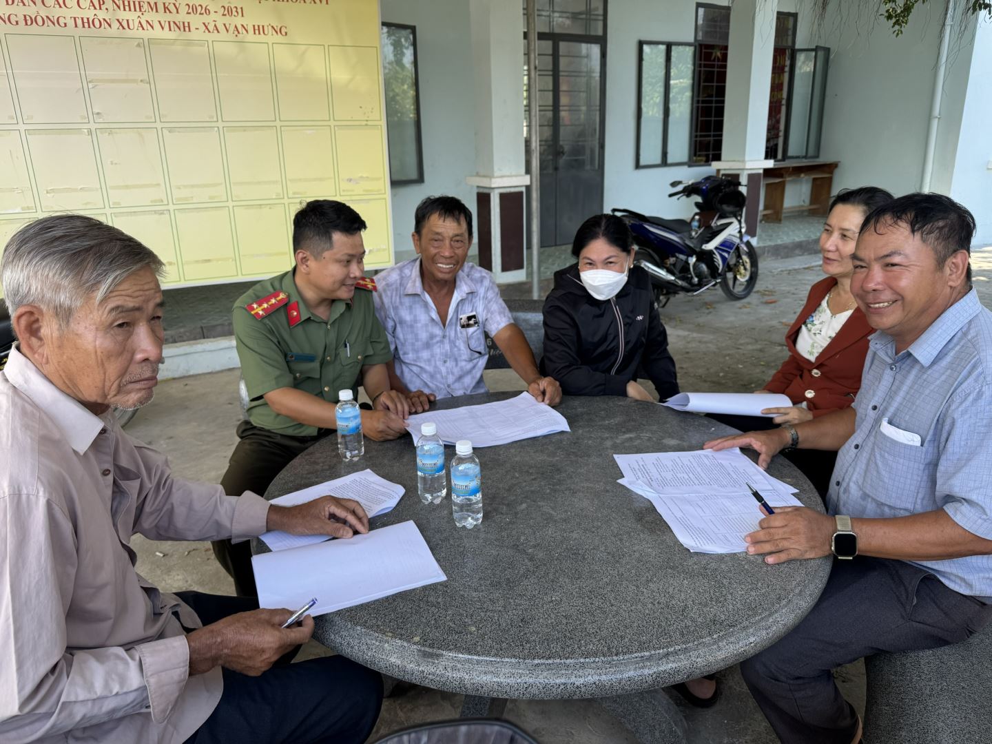 Cán bộ Công an thăm hỏi, lắng nghe ý kiến, góp ý, phản hồi của người dân