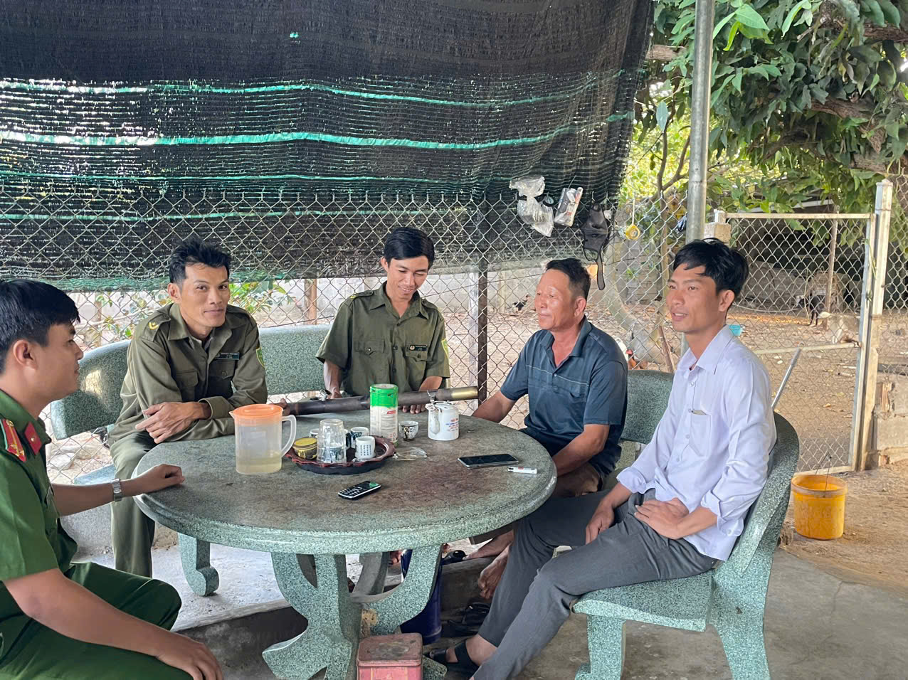Cán bộ Công an xã thăm hỏi, vận động người dân
