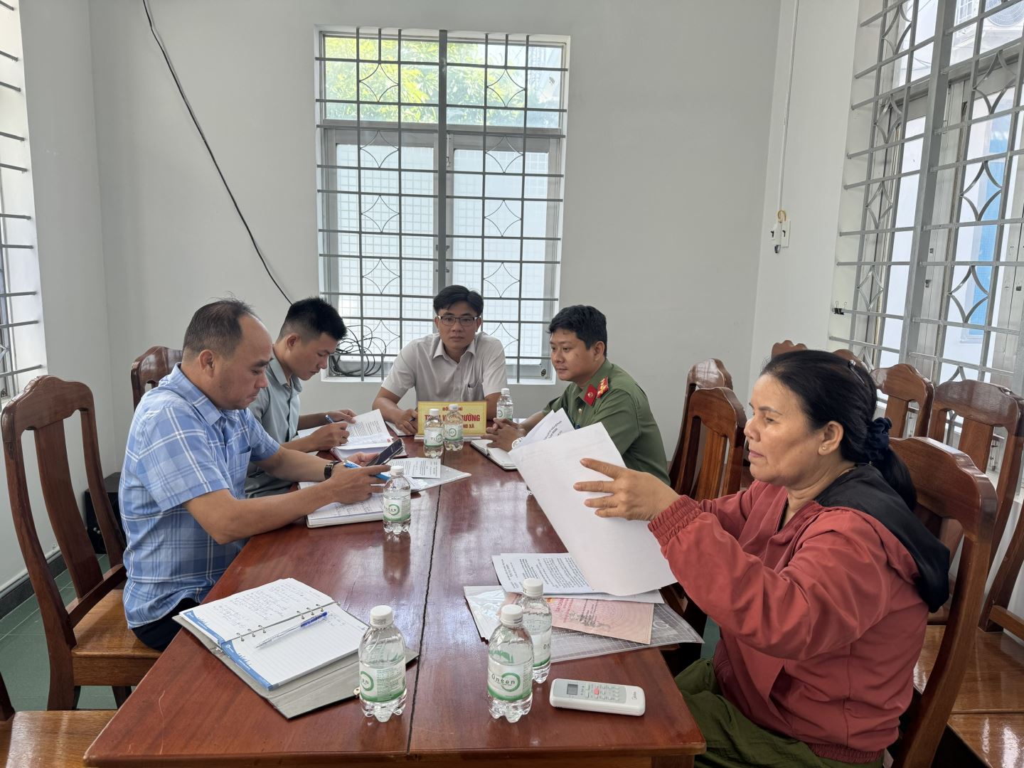 Công an xã phối hợp với các đơn vị có liên, đoàn thể vận động người dân bàn giao mặt bằng