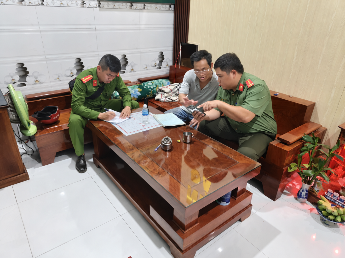 “Lực lượng Cảnh sát khu vực Công an xã Vạn Hưng kiểm tra, hướng dẫn người dân thực hiện quy định về cư trú.”
