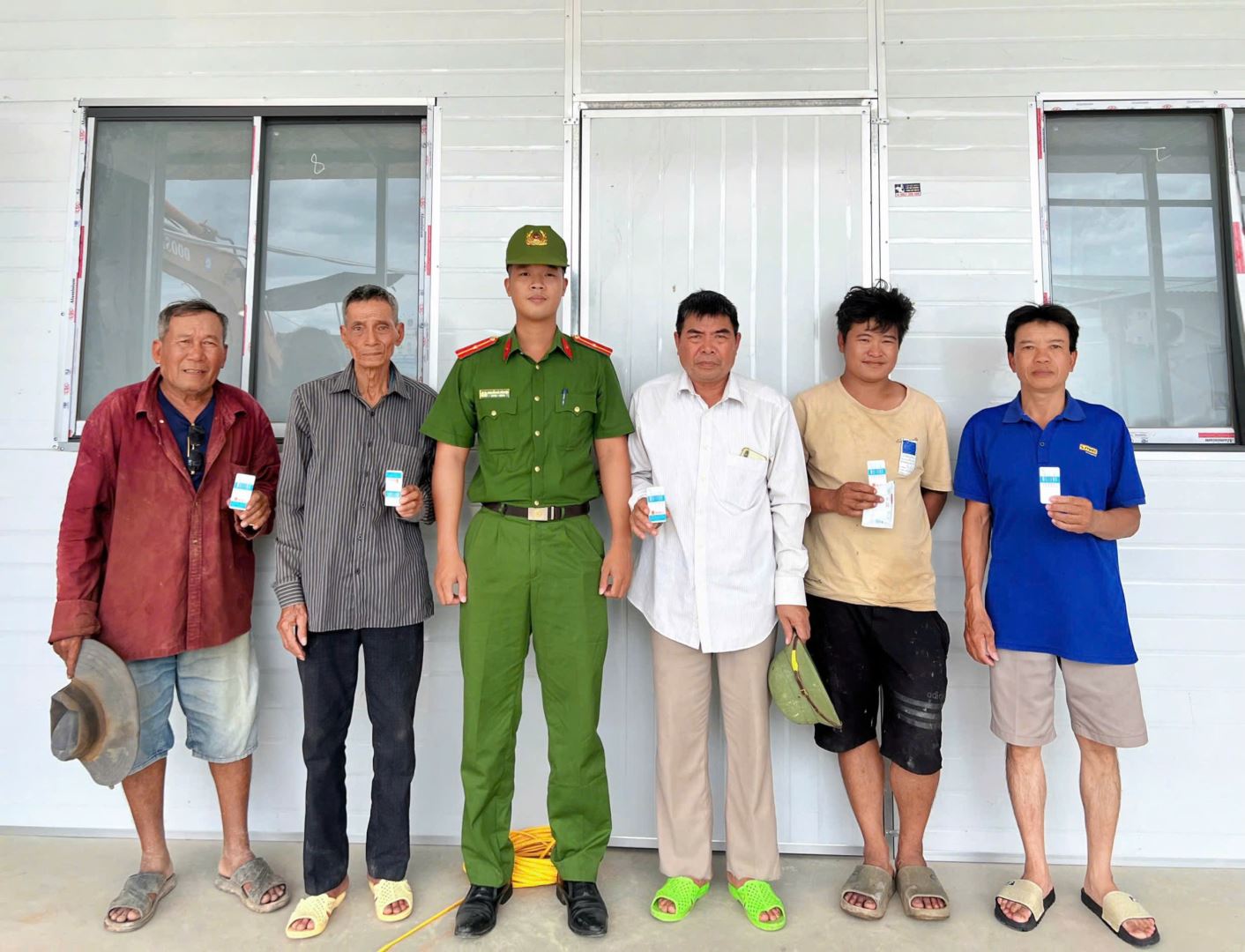 Công an xã tiến hành xét nghiệm đối với công nhân, người lao động trên địa bàn