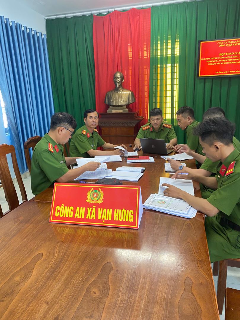 Công an xã tiến hành họp, phân công nhiệm vụ cho từng cán bộ