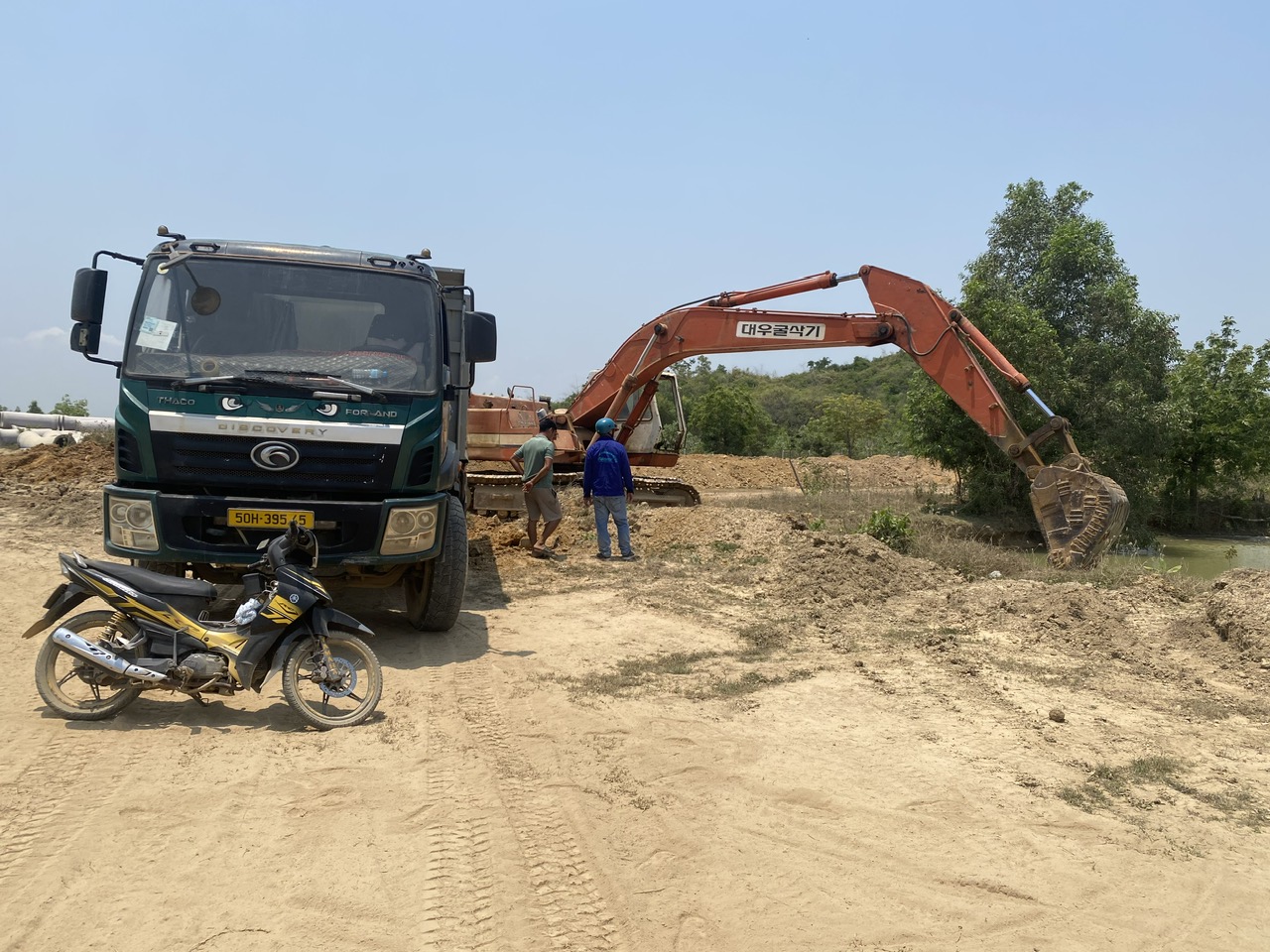 Công an xã phát hiện các đối tượng các khai thác khoáng sản