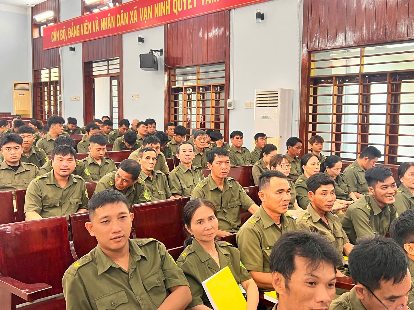 lực lượng tham gia bảo vệ an ninh, trật tự ở cơ sở của xã Vạn Thắng tham gia học tập