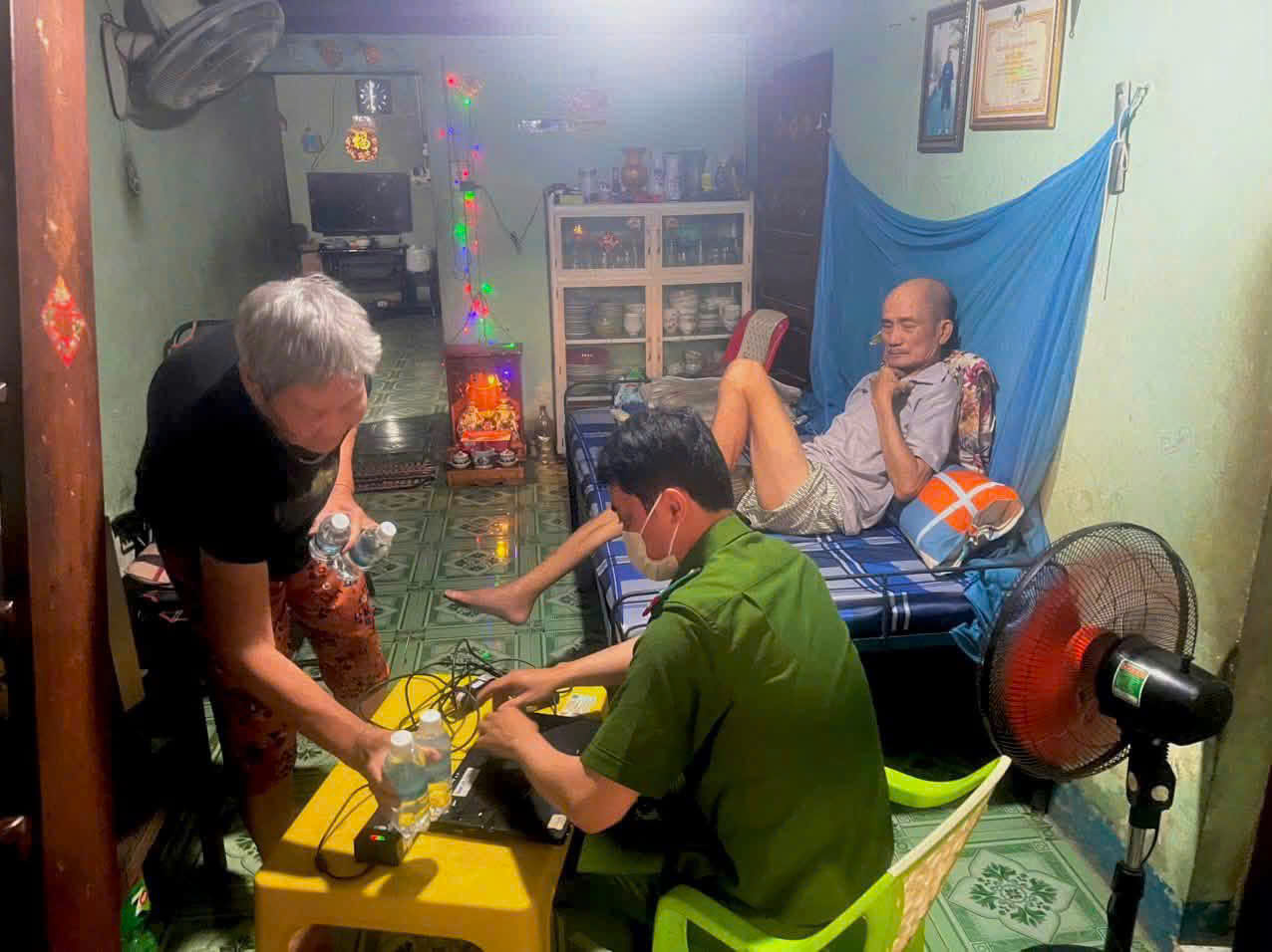 Tổ thu nhận mẫu lưu động CAX Vạn Thắng thu nhận ADN thân nhân Liệt sĩ Phạm Liện tại nơi cư trú của cụ Trần Thị Bung