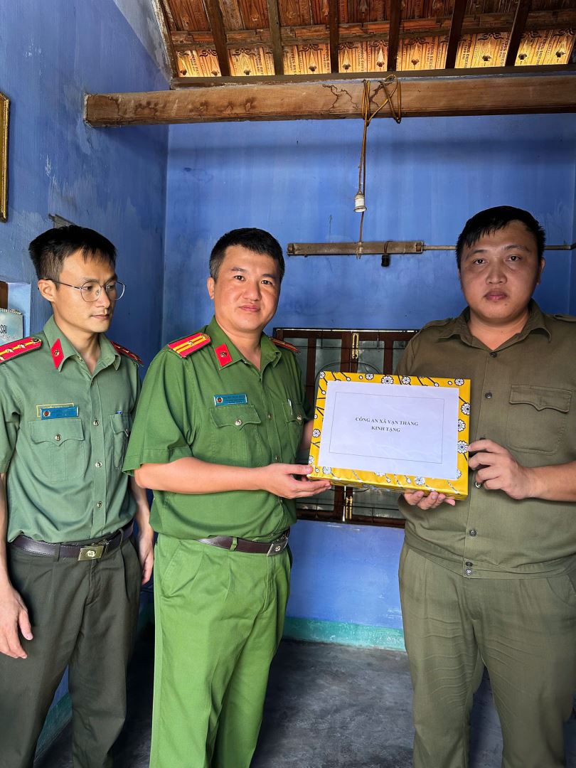Đồng chí Thiếu tá Huỳnh Quốc Dũng thăm hỏi, động viên tặng quà cho gia đình đồng chí An ninh cơ sở Lê Trọng Dinh