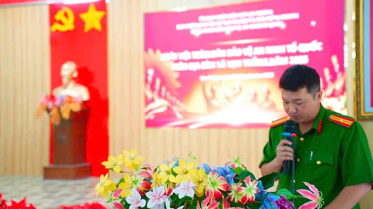 Đồng chí Thiếu tá Huỳnh Quốc Dũng - Trưởng CAX báo cáo kết quả 