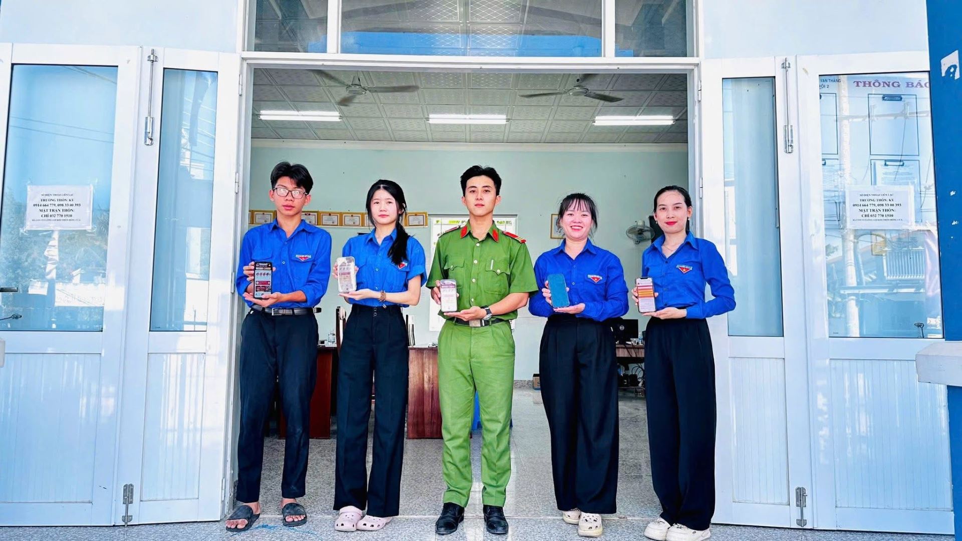 Công an xã Vạn Thắng phối hợp với Đoàn xã thành lập đội thanh niên "Bình dân học vụ số"
