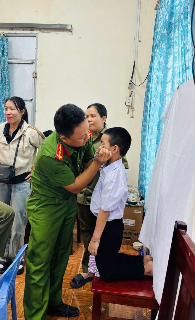 Đồng chí Đại úy Nguyễn Văn Hòa hỗ trợ cháu bé