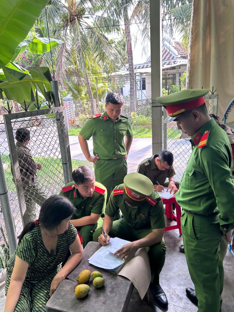 Lực lượng CSKV kiểm tra cư trú tại điểm nhà trọ trên địa bàn xã