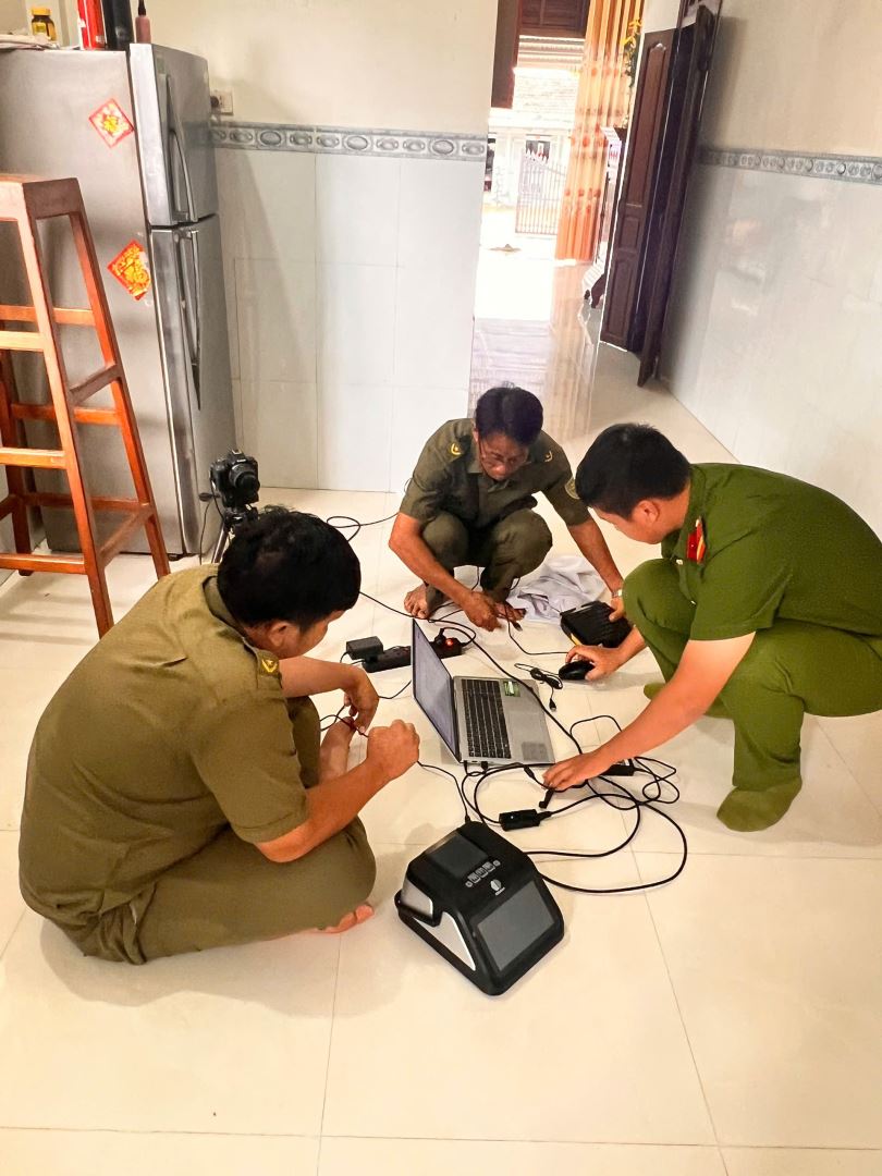 Các đồng chí Công an xã Vạn Thắng thực hiện lắp ráp máy móc tại chỗ
