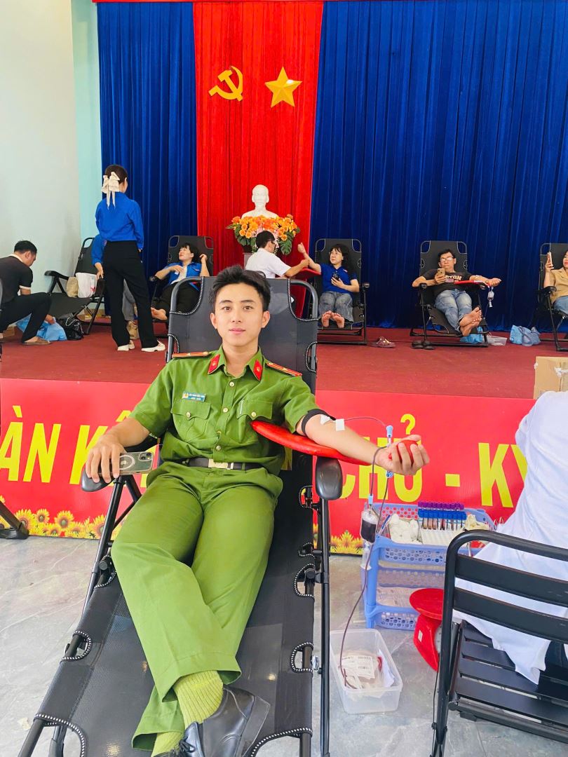 Đồng chí Đào Thanh Đăng Khoa tham gia hiến máu tình nguyện