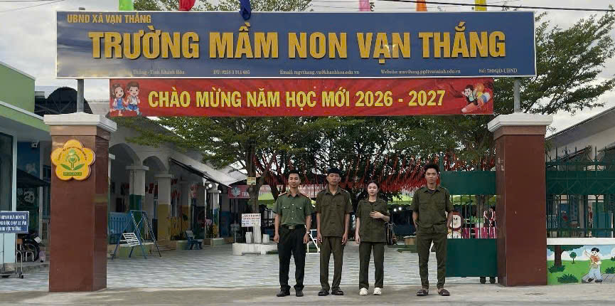Công an xã Vạn Thắng triển khai lực lượng tại trường tiểu học Vạn Thắng