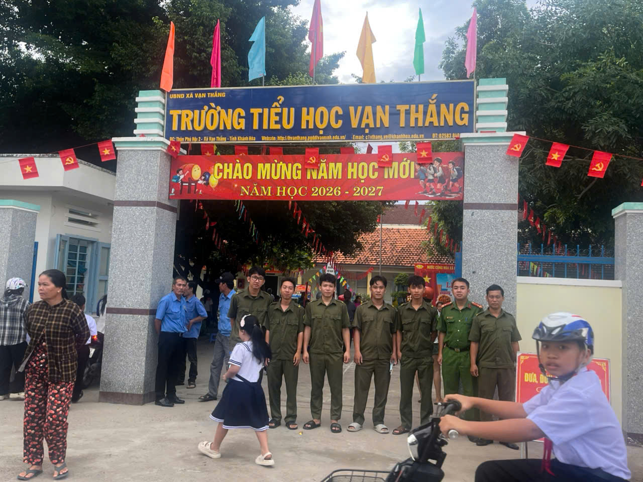 Công an xã Vạn Thắng triển khai lực lượng tại trường tiểu học Vạn Thắng