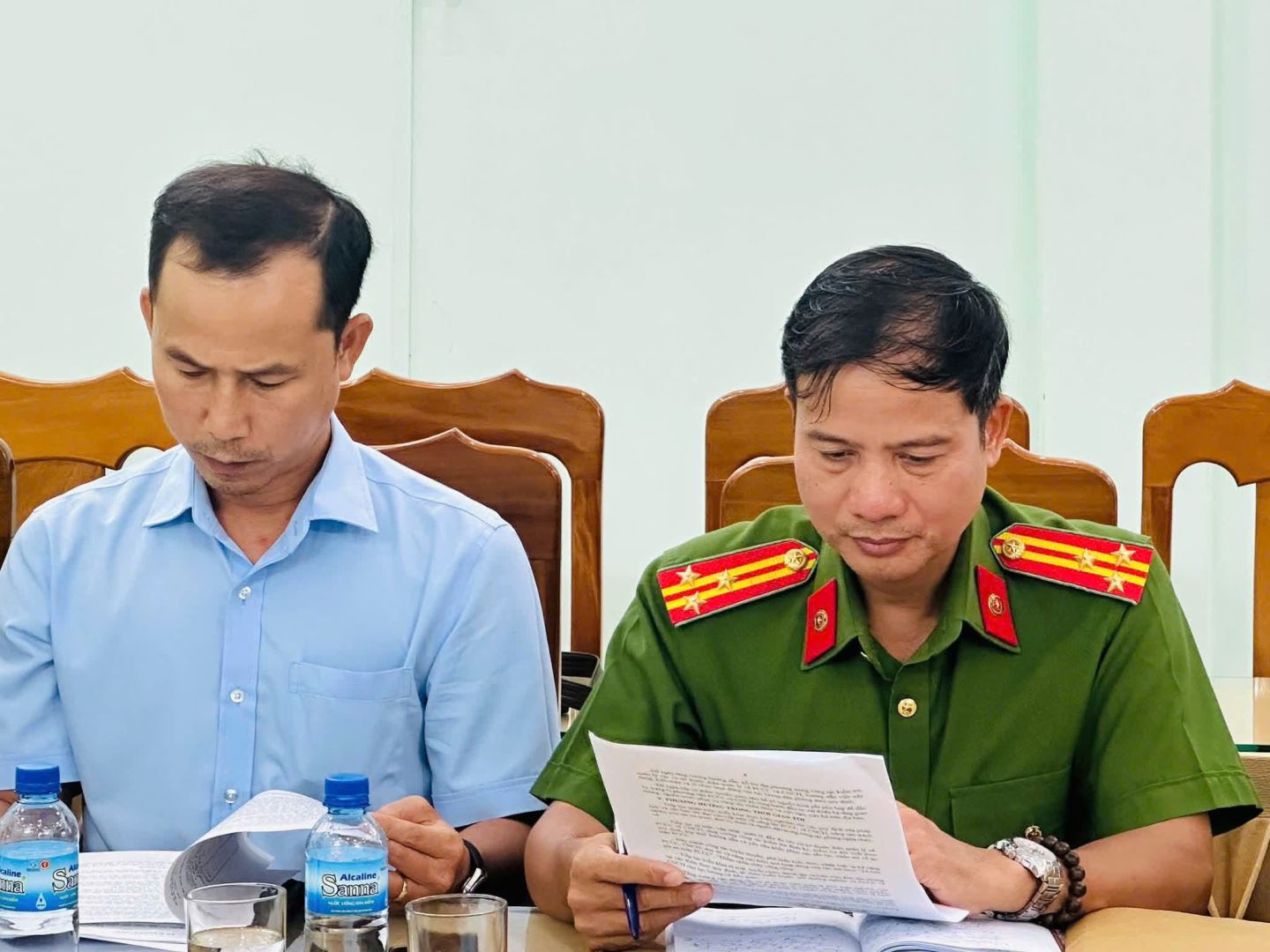 Đồng chí Thượng tá Hoàng Văn Khoa công bố nội dung kiểm tra, hướng dẫn