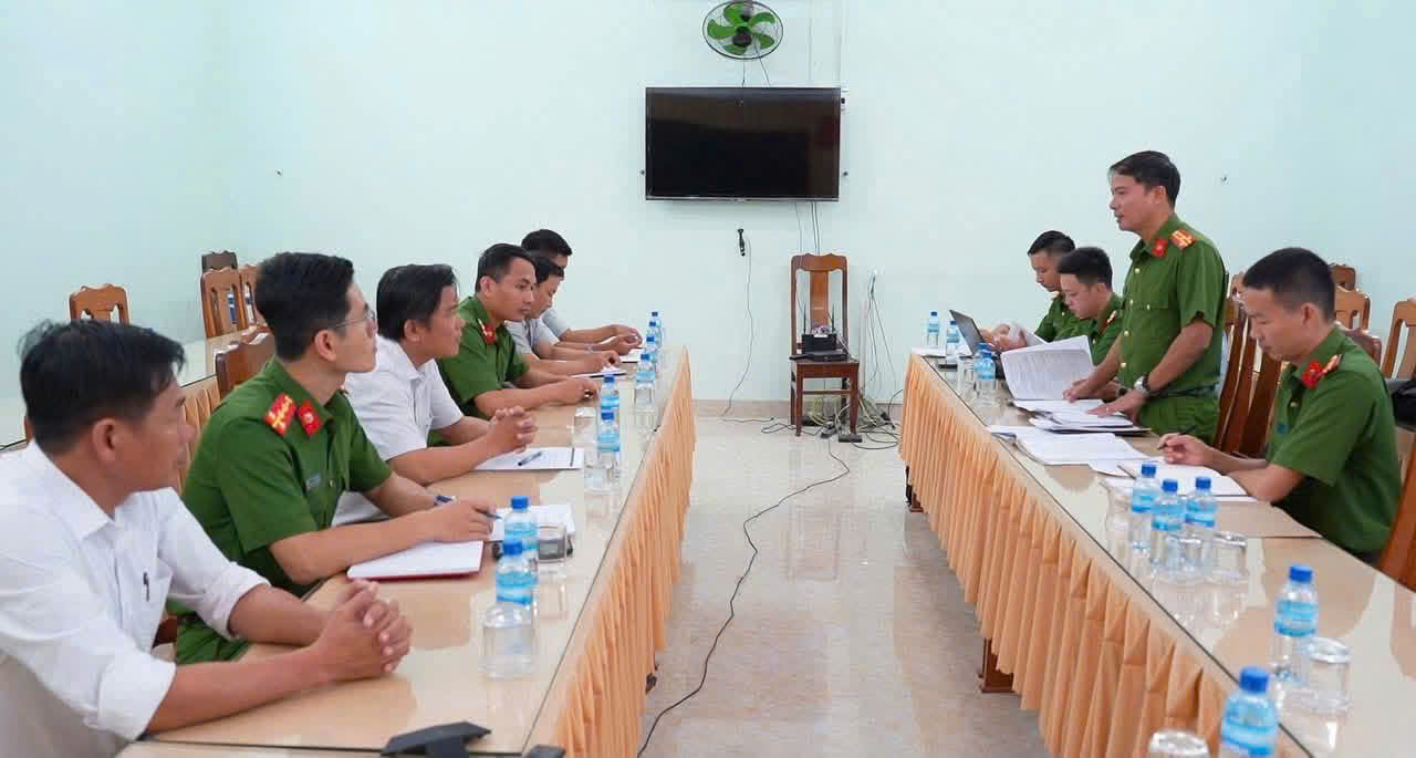 Đoàn kiểm tra làm việc với UBND xã Vạn Thắng 