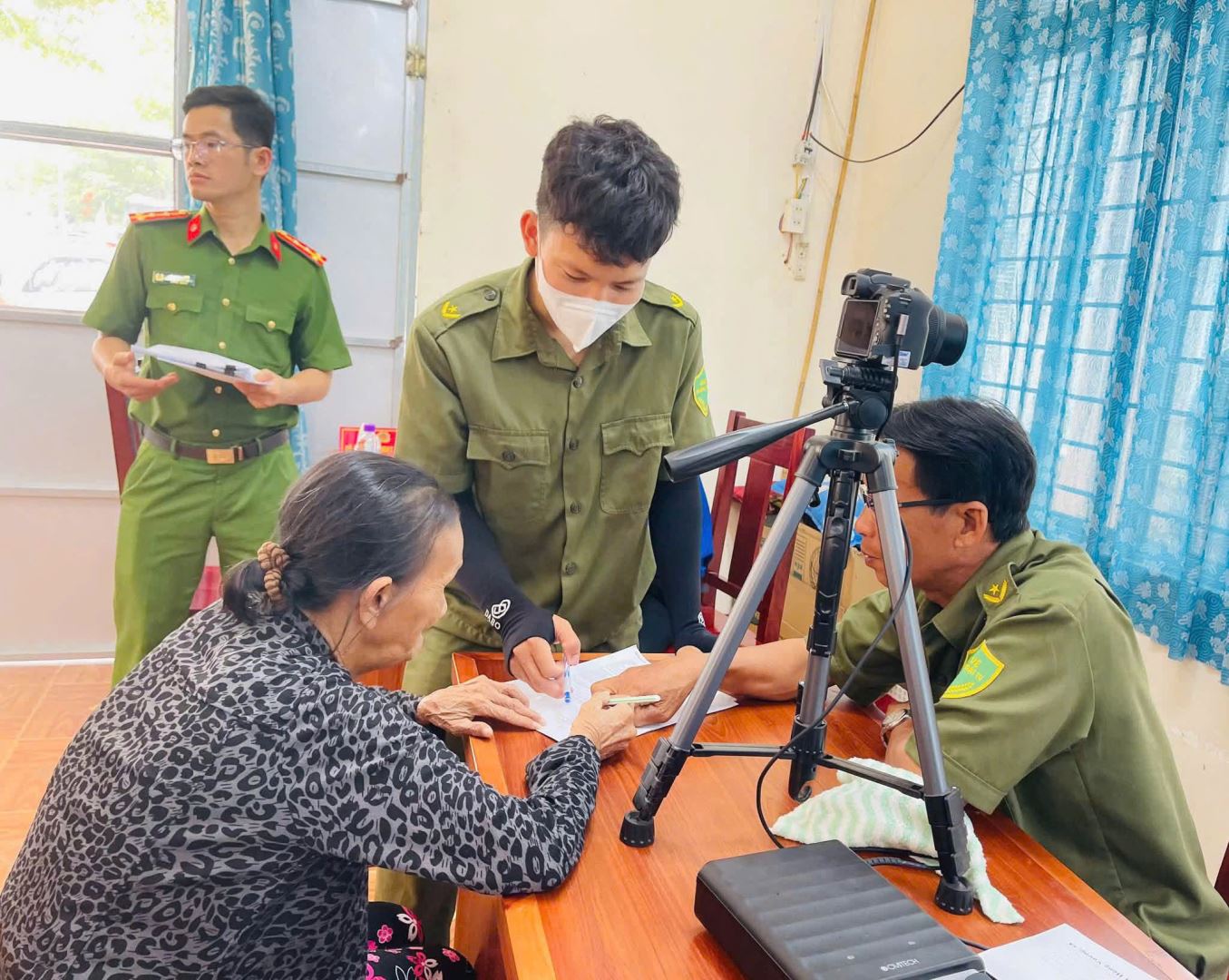 CBCS hướng dẫn cụ Nguyễn Nhị - thân nhân của Liệt sĩ Nguyễn Sánh thực hiện thủ tục tờ khai để lấy mẫu ADN
