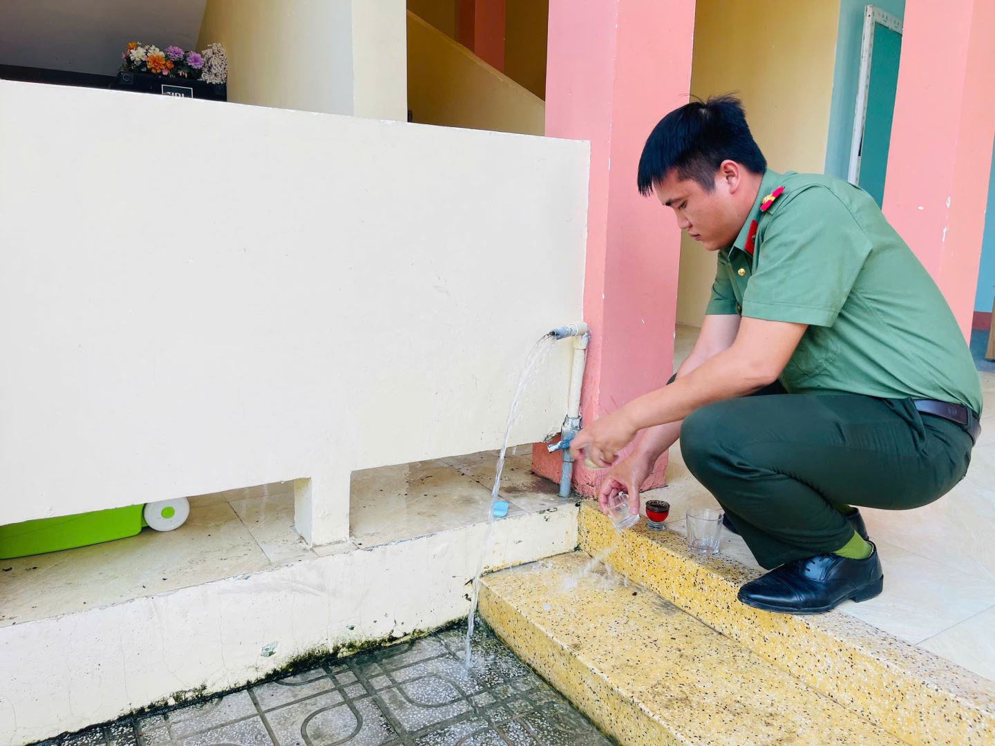 Chiến sỹ trẻ tỉ mỉ lau, rửa đồ lễ tại khu tưởng niệm liệt sĩ xã Vạn Thắng