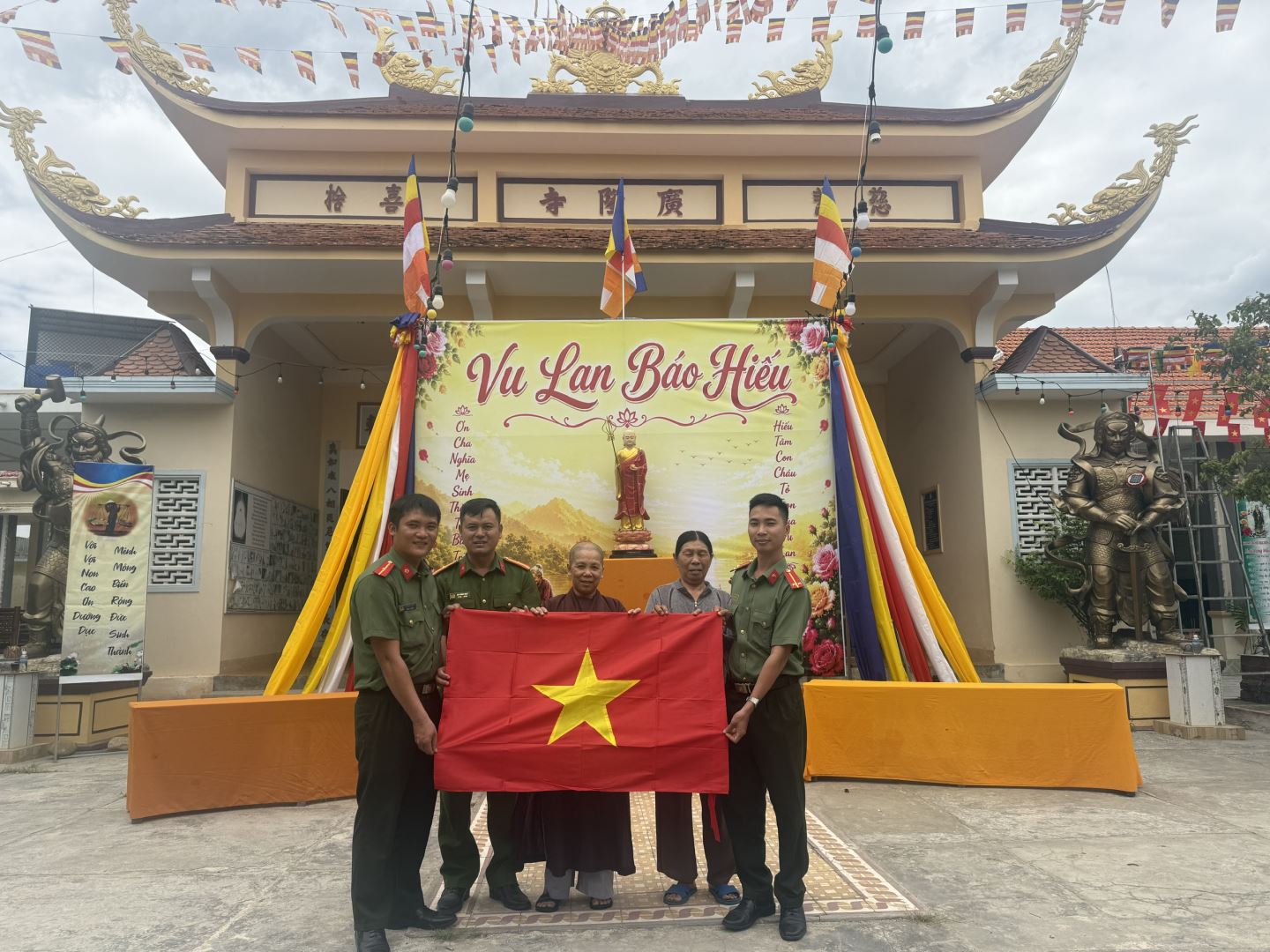 Công an xã Vạn Thắng tặng cờ Tổ quốc cho cơ sở tôn giáo tại địa bàn