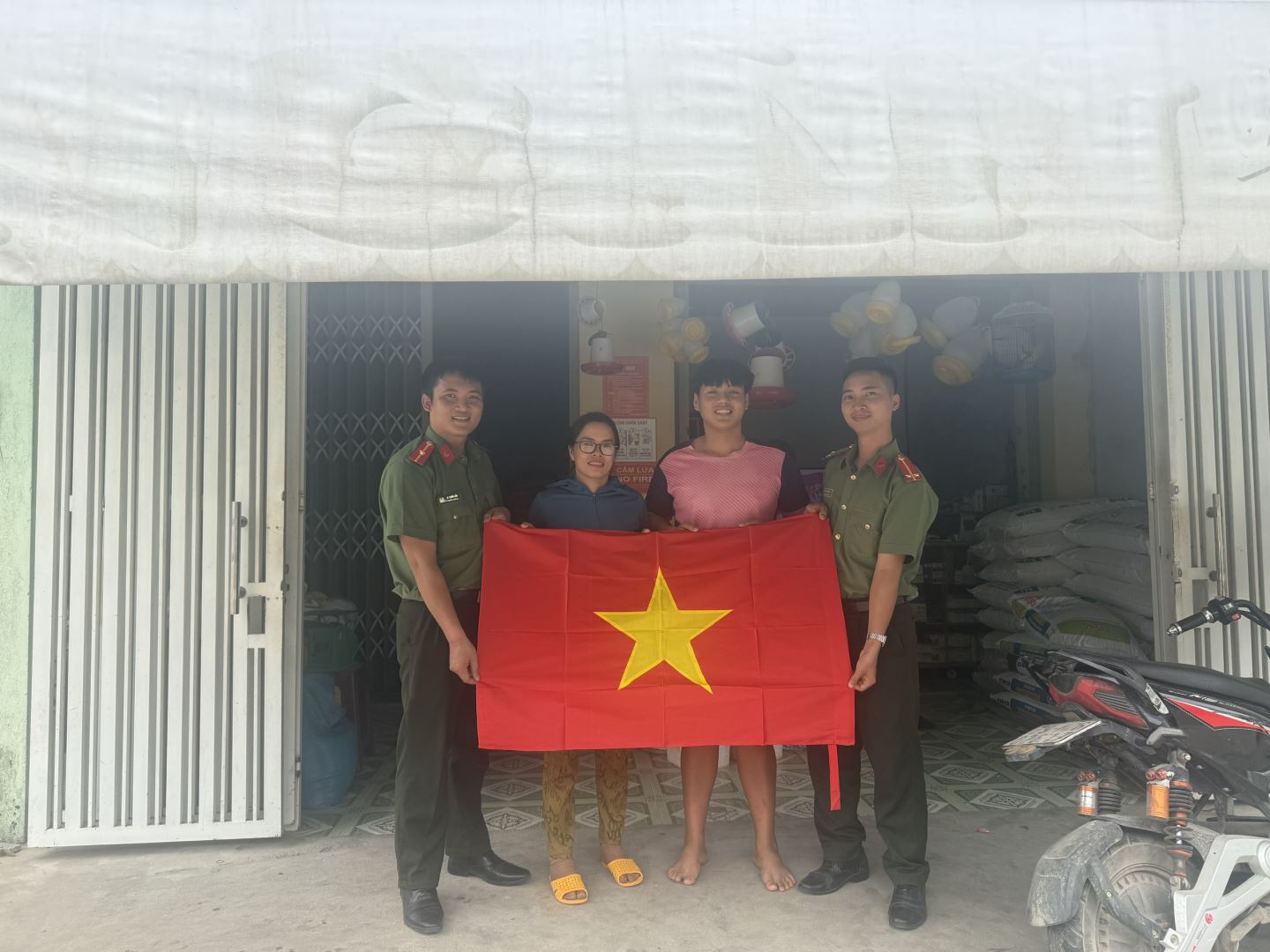 Tặng cờ và tuyên truyền nhân dân treo cờ Tổ quốc nhân dịp Quốc khánh 2/9