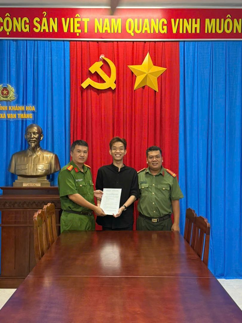 Thanh niên Trần Văn Vũ hăng hái viết đơn tình nguyện nhập ngũ sau khi tốt nghiệp đại học với tấm bằng loại giỏi
