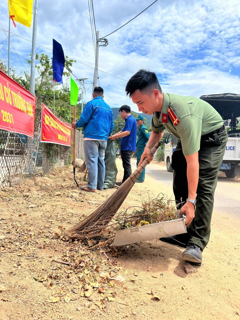 Các đồng chí đoàn viên Công an xã tham gia vệ sinh tại khu tưởng niệm các anh hùng Liệt sĩ