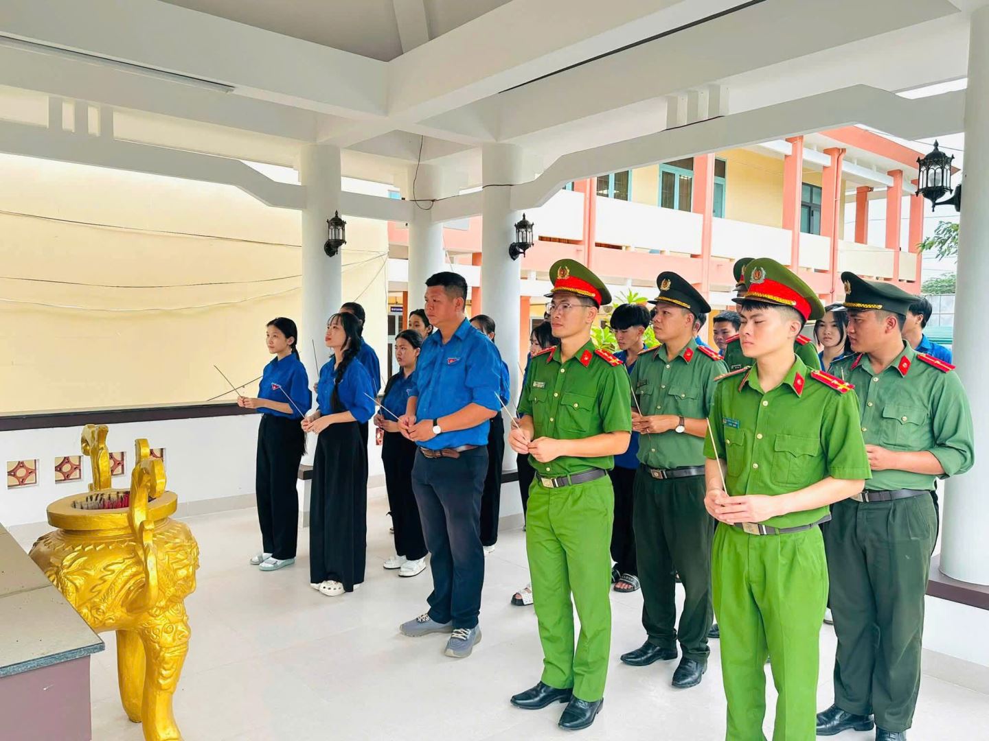 CBCS Công an xã dâng hương tri ân các anh hùng Liệt sĩ tại nhà bia tưởng niệm xã