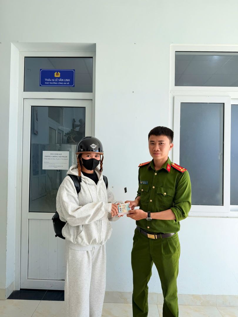 Em Đào Thu Nguyệt, học sinh lớp 9/1, trường THCS Lương thế Vinh  giao nộp tài sản bị đánh rơi.