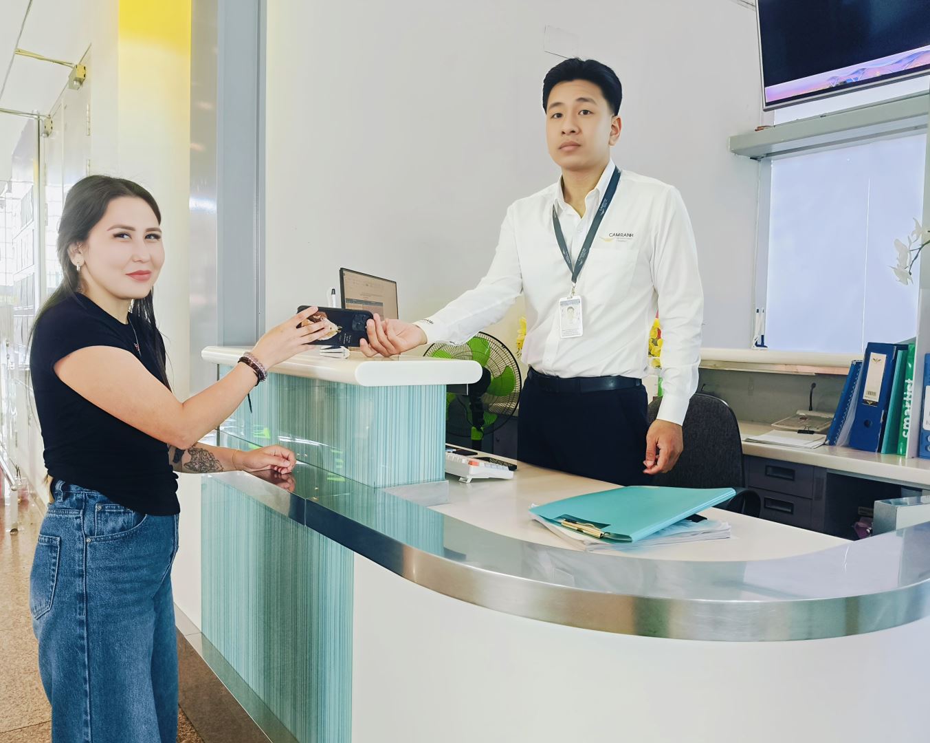 Nhân viên Phòng Điều hành - Công ty CP Nhà ga quốc tế Cam Ranh trao trả tài sản thất lạc lại cho nữ du khách