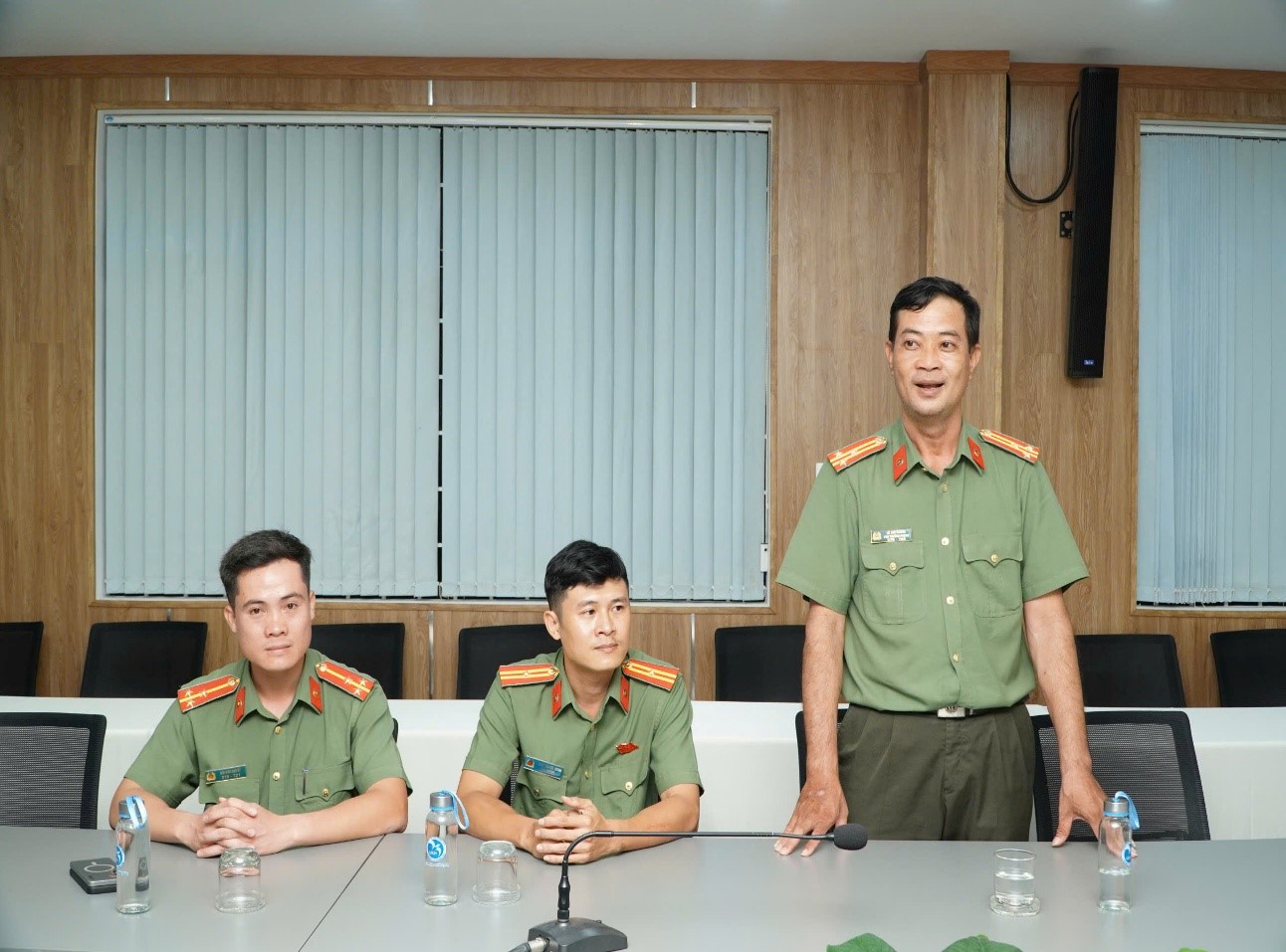 Đại diện Lãnh đạo Phòng An ninh chính trị nội bộ phát biểu chúc mừng nhà trường