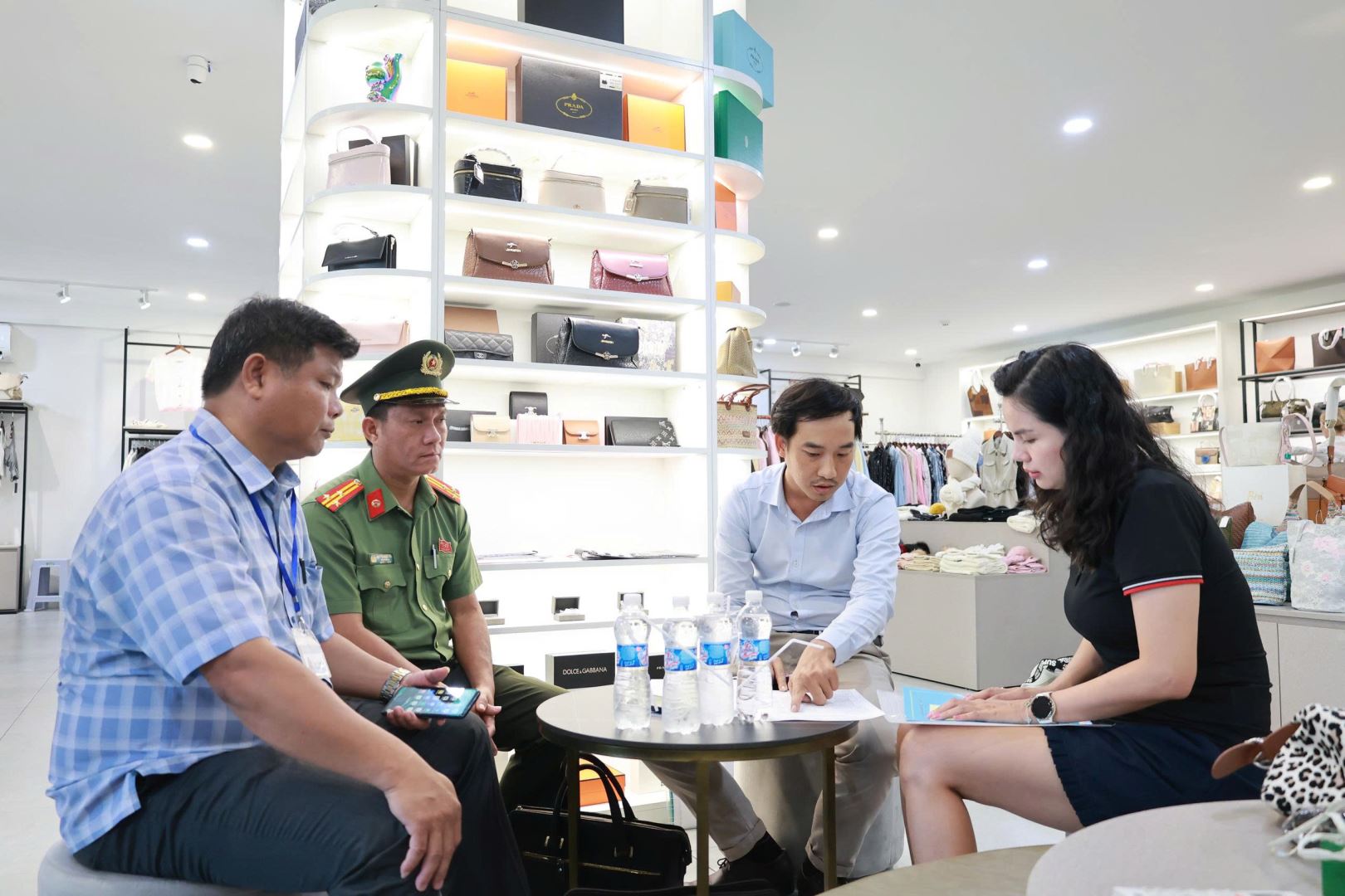 Đoàn liên ngành làm việc với doanh nghiệp gắn biển hiệu sai quy định