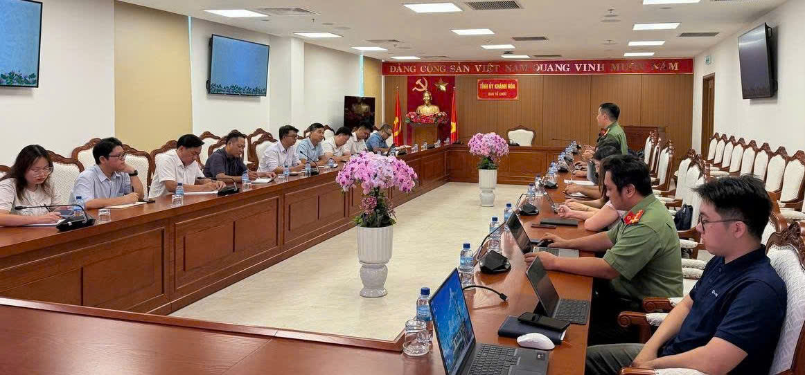 Đoàn công tác làm việc tại Văn phòng Tỉnh ủy Khánh Hòa và 06 cơ quan Đảng
