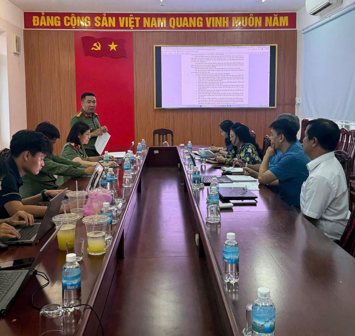 Tổ công tác làm việc tại Trường Chính trị tỉnh