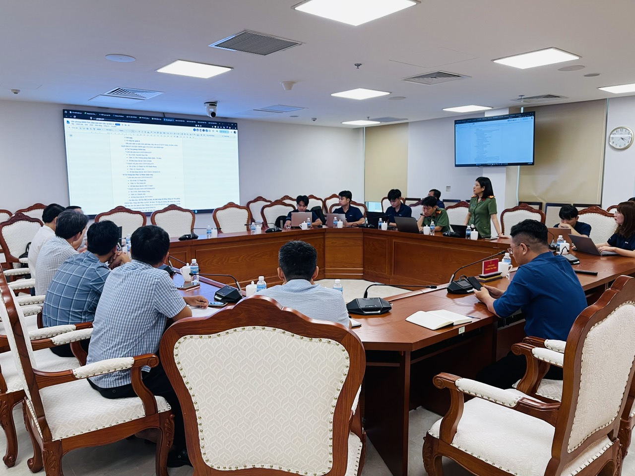 Đoàn công tác làm việc tại Văn phòng UBND tỉnh