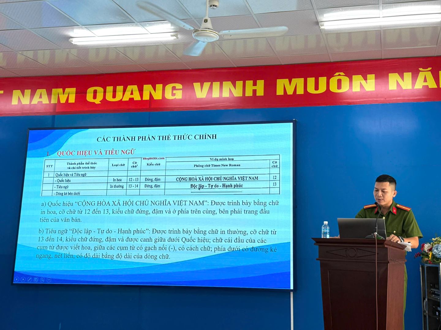 báo cáo viên của Văn phòng Cơ quan Cảnh sát điều tra Công an tỉnh Khánh Hòa truyền đạt một số nội dung trọng tâm 