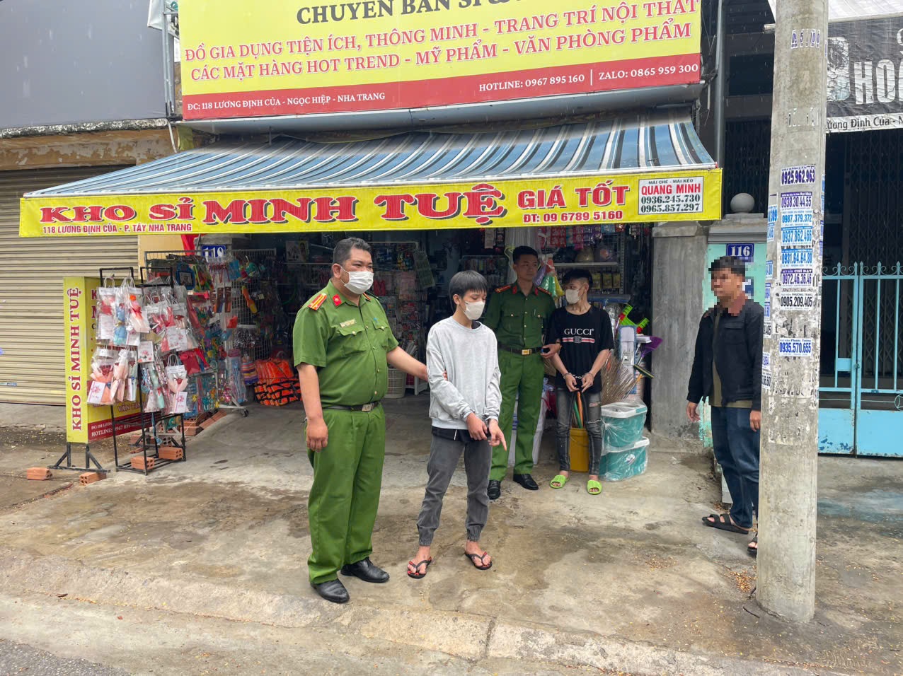 Lực lượng Công an đưa đối tượng Vũ xác định địa điểm gây án