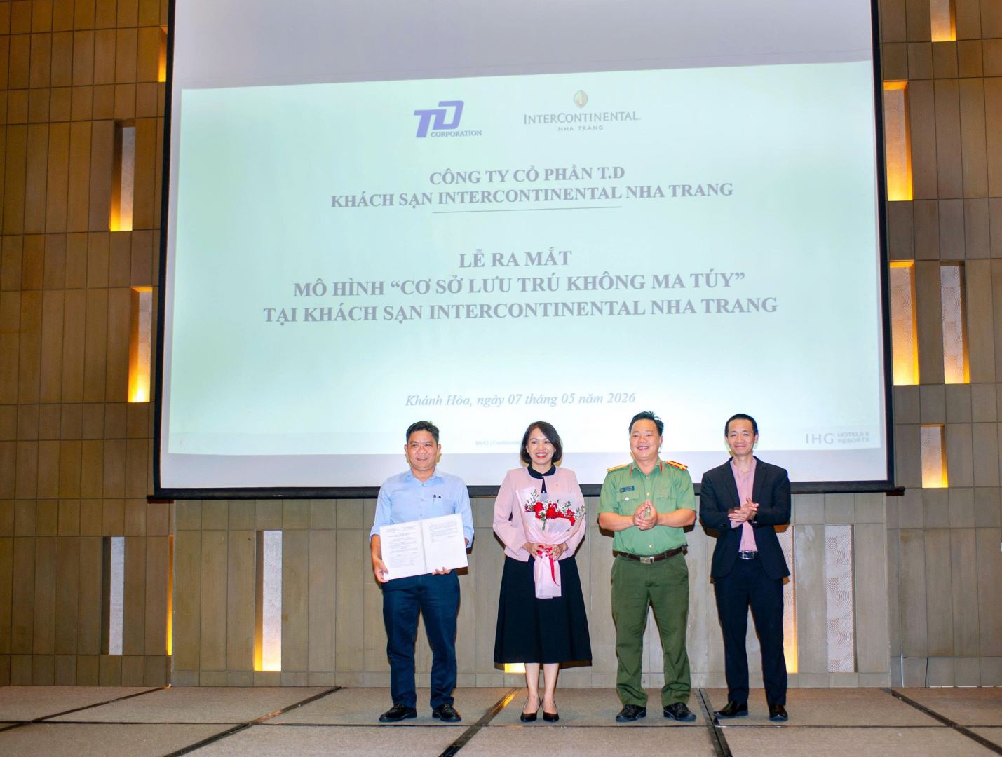 Hình ảnh Lãnh đạo Phòng Tham mưu tặng hoa cho Ban Giám đốc Khách sạn